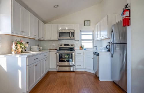 Avalon Condo | BEACH BLOCK 3 Bedroom Condo with POOL, DECK & OCEAN VIEWS/Sleeps 6