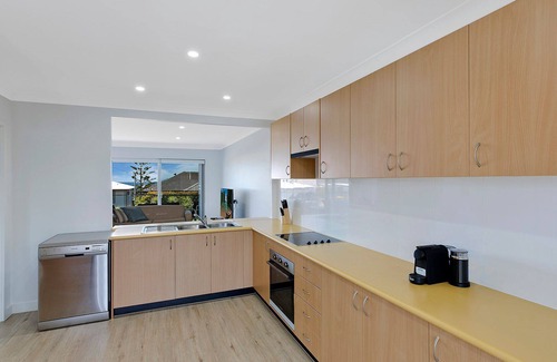 Forresters Beach House | Beach Breeze - Forresters Beach