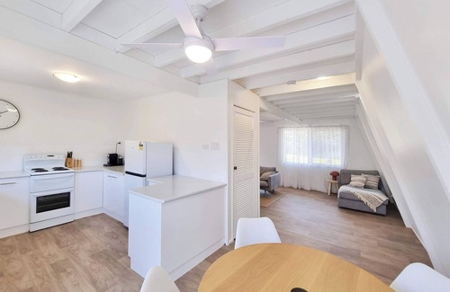 Bargara Apartment | Beach Bungalow | Walk to Bargara Beach | Pet-Friendly + Fast Wi-Fi