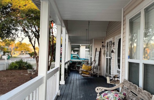 Clipper Cove Cottage | BEACH COTTAGE 3BR, NEW GOLF CART W/HOUSE, PORCH SWING, 30 STEPS TO POOL, PETS!