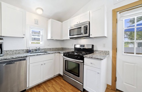 Milford House | Beach Cottage close to Silver Sands State Park