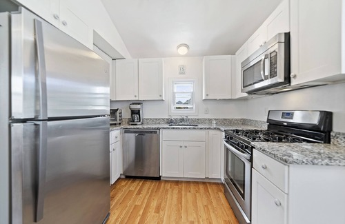 Milford House | Beach Cottage close to Silver Sands State Park