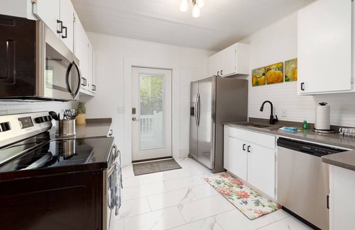 Saint Simons Island Cottage | Beach Cottage with 2 king beds! One short block to beach-Walk to Pier Village!