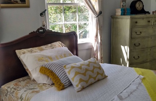 East Marion Cottage | Beach cottage with private bay beach access!