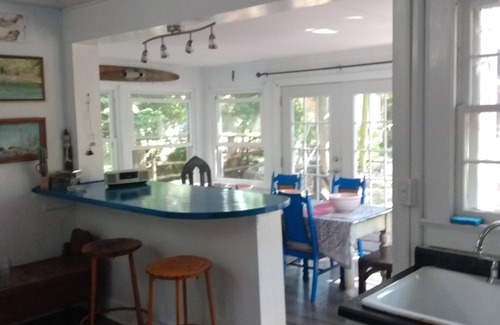 East Marion Cottage | Beach cottage with private bay beach access!