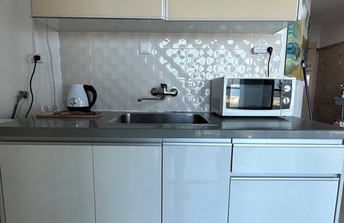 Kerem HaTeimanim Condo | Beach front 2-bedroom with Water View in Tel Aviv-Yafo