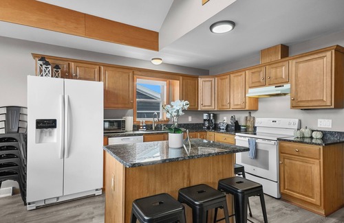 Houghton Lake Cottage | Beach Front Houghton Lake with Game Room