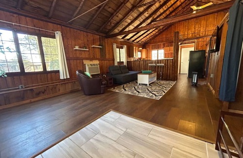 Applegate Cabin | Beach, hot tub, 3BDRM