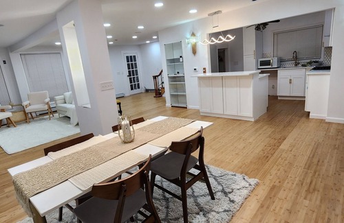 Long Beach House | BEACH HOUSE, FIVE Minutes walk to the beach, Very Spacious