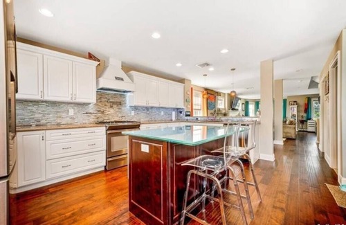 Long Beach House | Beach house with hot tub, bikes, and beach passes