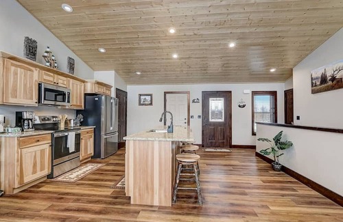 New Lisbon House | Beach Lake Cottage with Hot Tub