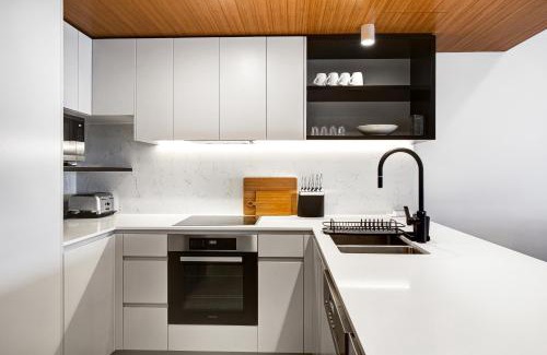 Alexandra Headland Apartment | Beach Life - Luxe beachfront Apt