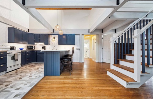 Newbury House | Beach Plum Cottage | Steps to Beach | Loft | A/C