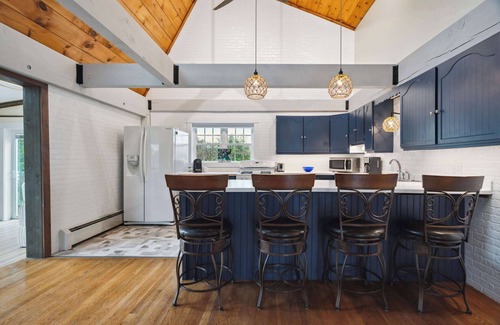 Newbury House | Beach Plum Cottage | Steps to Beach | Loft | A/C