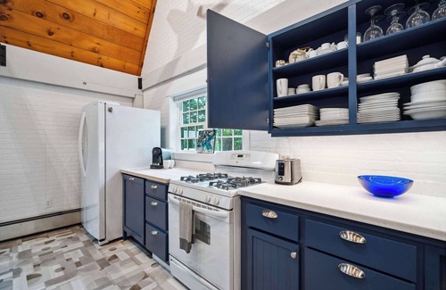 Newbury House | Beach Plum Cottage | Steps to Beach | Loft | A/C