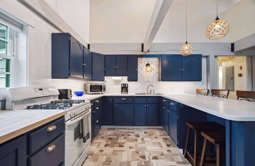 Newbury House | Beach Plum Cottage | Steps to Beach | Loft | A/C