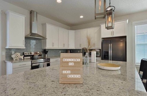 Jacksonville Beach House | Beach Retreat Complex w/Pool - Sleeps 25!