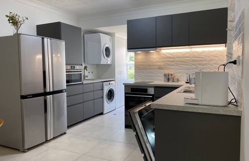 North Ward Apartment | BEACH, SHOPS & STRAND 5 min walk away