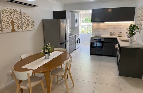 North Ward Apartment | BEACH, SHOPS & STRAND 5 min walk away