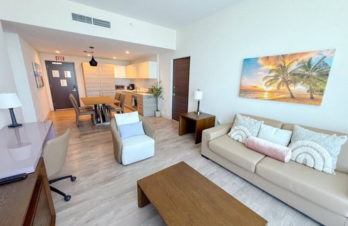 Hollywood Condo | Beach stay|rooftop pool|Hollywood Beach