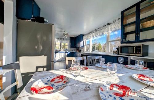 Sullivan House | Beach Vibes Acadia Cottage Fire pit Family Acadia sleeps 8