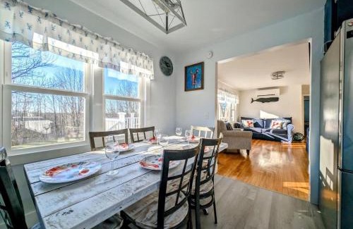 Sullivan House | Beach Vibes Acadia Cottage Fire pit Family Acadia sleeps 8