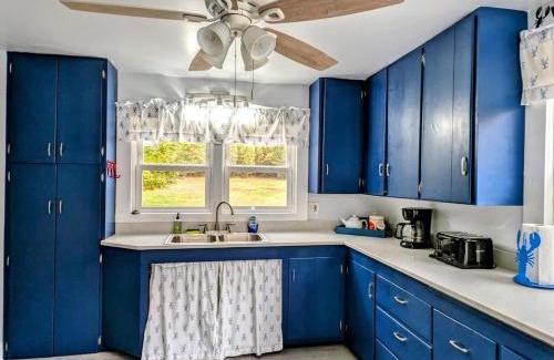 Sullivan House | Beach Vibes Acadia Cottage Fire pit Family Acadia sleeps 8