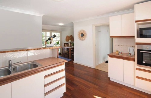 Broadwater House | Beach Walk Cottage on Rose