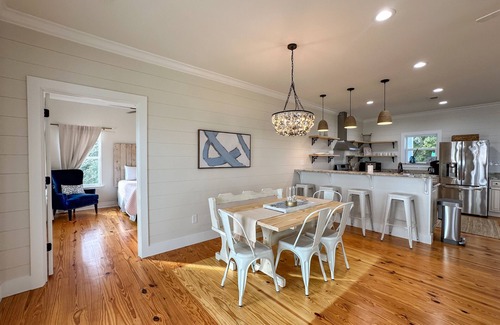 Ocean Springs House | “Beach’d Pearl” Beach house with Private Beach and Pier in Ocean Springs