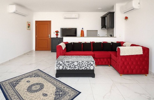 Al-Manasrah Ski Chalet | Beachfront Chalet in Porto Said with Pool