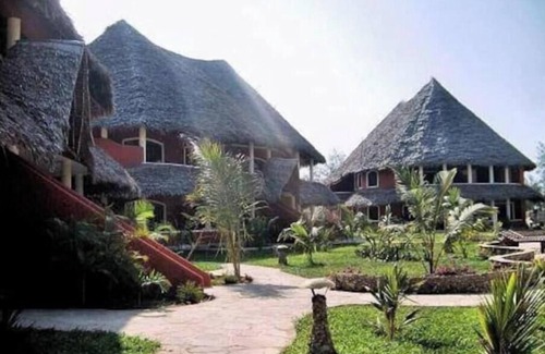 Malindi House | Beachfront 2 bedroom villa in resort with Pool Spann