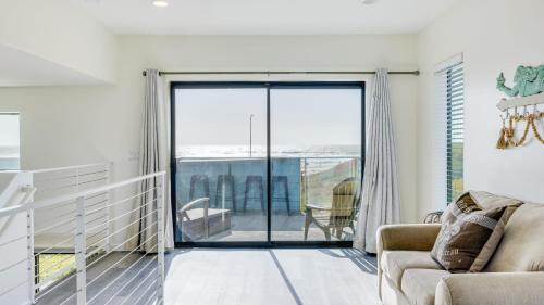 Oceano House | Beachfront 2BR w Deck Views Direct Sand Access Strand Way A