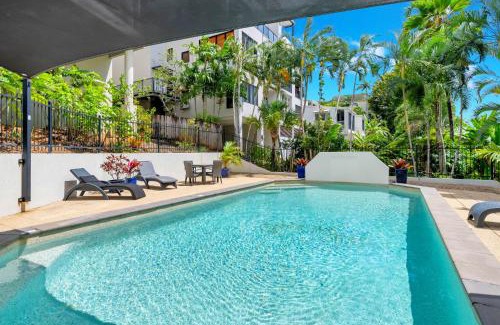 Trinity Beach Apartment | Beachfront 3-Bed with Pool & Stunning Ocean Views