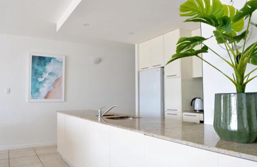 Trinity Beach Apartment | Beachfront 3-Bed with Pool & Stunning Ocean Views