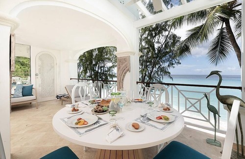 Old Trees Bay Apartment | Beachfront 3 bedroom apartment with exquisite panoramic views