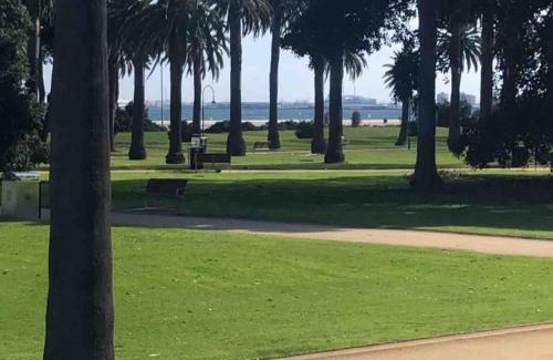 St Kilda West Apartment | Beachfront & access to all St Kilda has to offer