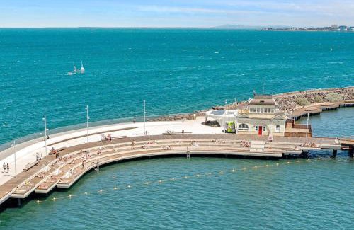 St Kilda West Apartment | Beachfront & access to all St Kilda has to offer