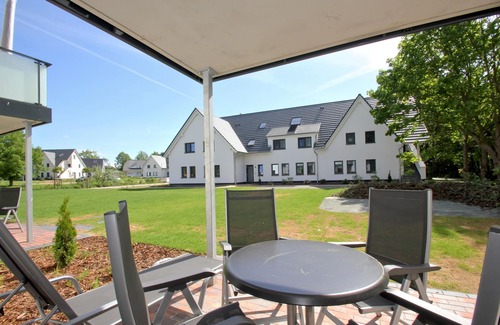 Lobbe Apartment | Beachfront apartment with terrace, use of swimming pool and sauna - Rex Rugia apartment 14-1