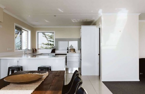 Bell Block Apartment | Beachfront Apartment on Wanaka Bay