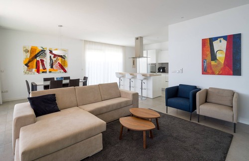 Slatine Apartment | Beachfront Apartment Lemonade with Pool III