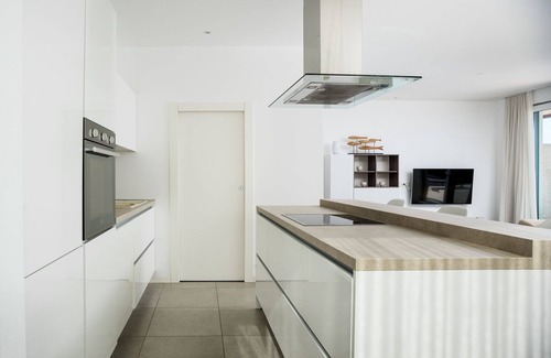 Slatine Apartment | Beachfront Apartment Lemonade with Pool III