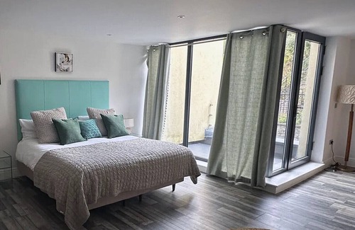 Penarth Hotel | Beachfront Balcony Oasis Room