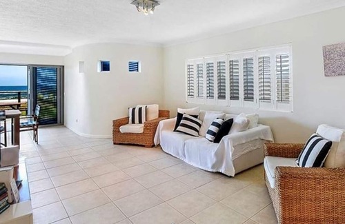 Main Beach House | BEACHFRONT Beauty! Unbeatable Location with ocean view!