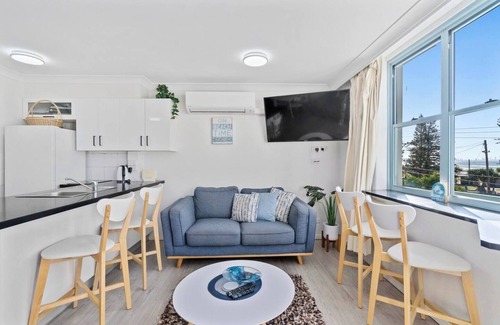Coolangatta Apartment | Beachfront Bliss at Kirra Beach with Pool