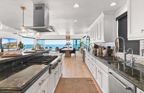 Townsite House | BEACHFRONT BOHO DREAM SLEEPS 20! Luxury 8 Bedroom 9 Bath Home Steps from Water