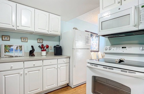 Sea Dunes Condo | Beachfront Condo at Colony Beach Club - Ocean Views, Pool, Patio, Sleeps 4