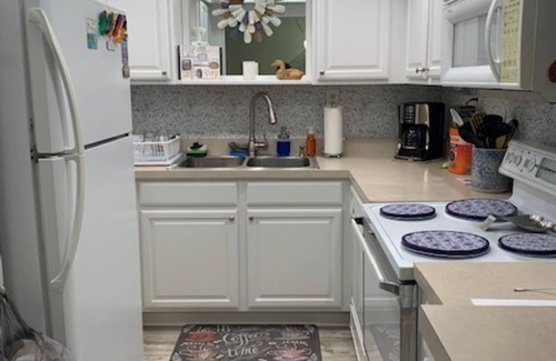 Ormond Beach Condo | Beachfront Condo at quiet end of Ormond Beach. Snowbirds Welcome !