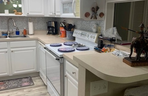 Ormond Beach Condo | Beachfront Condo at quiet end of Ormond Beach. Snowbirds Welcome !