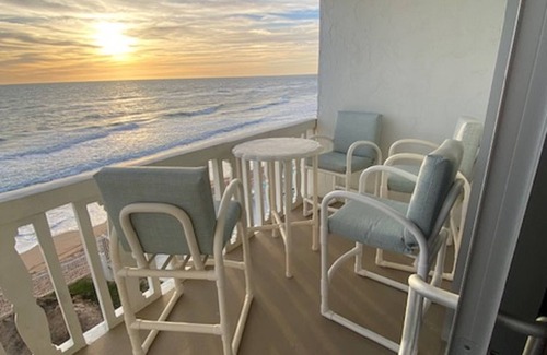 Ormond Beach Condo | Beachfront Condo at quiet end of Ormond Beach. Snowbirds Welcome !