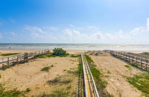 Freeport House | Beachfront Cottage with Boardwalk in Freeport